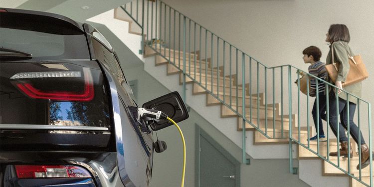 Elektromobil a vlastní dobíjecí stanice? Díky novým dotacím jsou dostupnější než kdy dříve