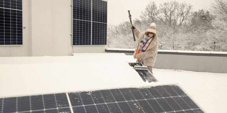 Zima a fotovoltaika? Jak se o solární elektrárnu starat, aby vyráběla i v zimním období