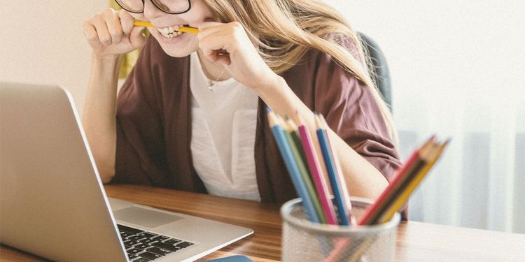 Přepis elektřiny nemusí být horor! Víme, jak jej zvládnete levou zadní