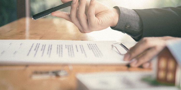 Prodat či neprodat nemovitost přes realitní kancelář? Pozor na triky makléřů