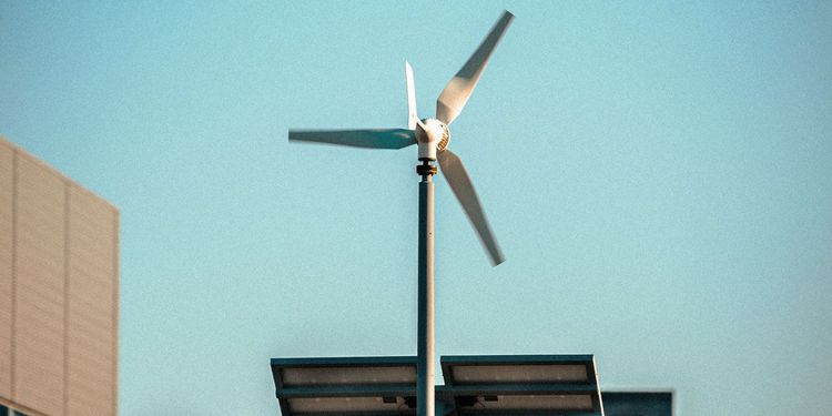 Přemýšlíte nad větrnou elektrárnou? Pro koho je vhodná, jak funguje a jak je to s návratností