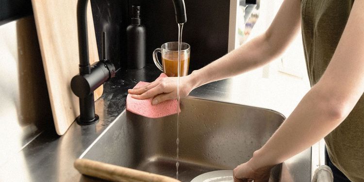 Vše, co byste měli vědět o vodném a stočném pro vaše bydlení. Kdy chodí vyúčtování a co dělat s přeplatkem nebo nedoplatkem za vodu